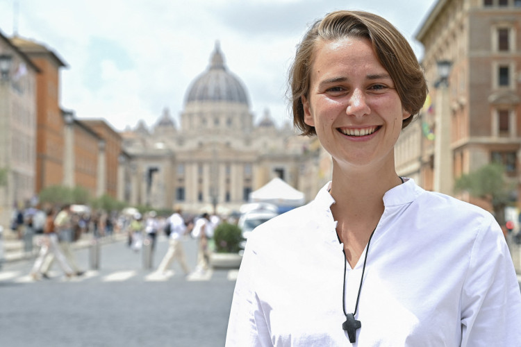 A freira cat&oacute;lica francesa e influenciadora digital Albertine Debacker, da comunidade religiosa cat&oacute;lica internacional Chemin-Neuf, posa perto do Vaticano, com a Bas&iacute;lica de S&atilde;o Pedro ao fundo, em Roma