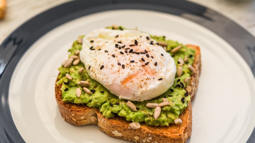 Ovo pochê com torrada integral e abacate (Imagem: Alexandr Vorobev
| Shutterstock)