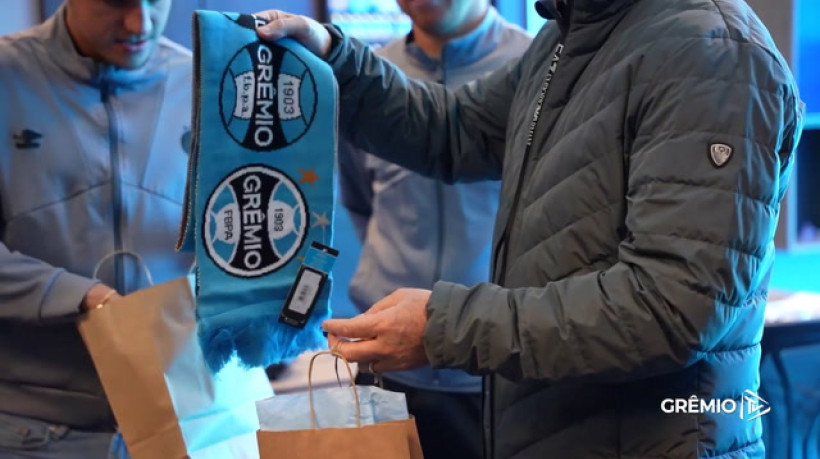 Jogadores do Grêmio visitam museu e instituto do clube