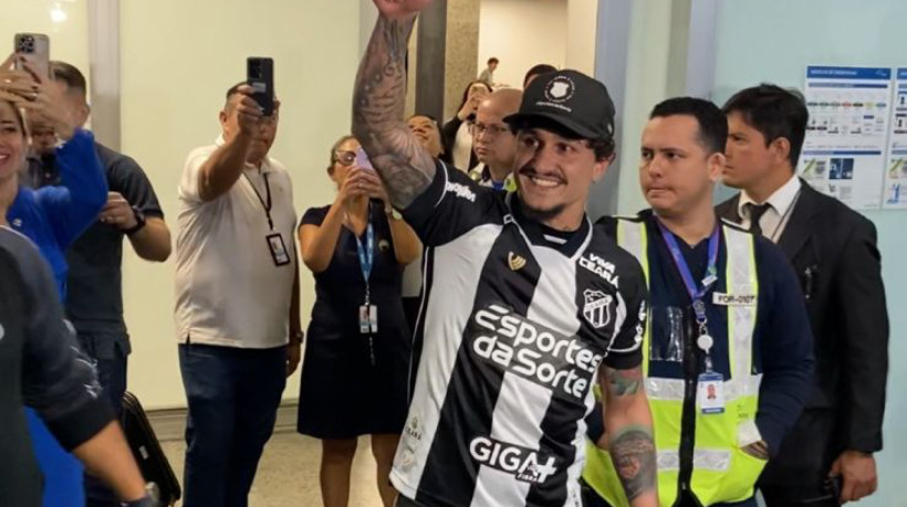 O meia-atacante Vina foi recebido com festa por torcedores do Ceará durante seu desembarque em Fortaleza