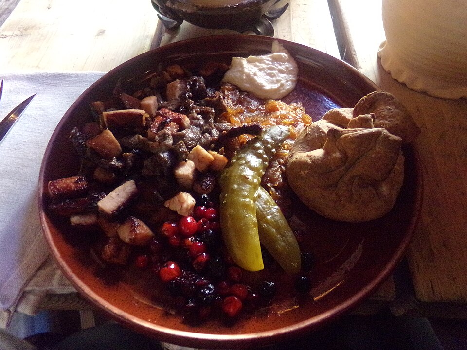 A gastronomia combina tradições bálticas, russas e nórdicas, com pratos à base de peixe, cogumelos e pães escuros típicos.