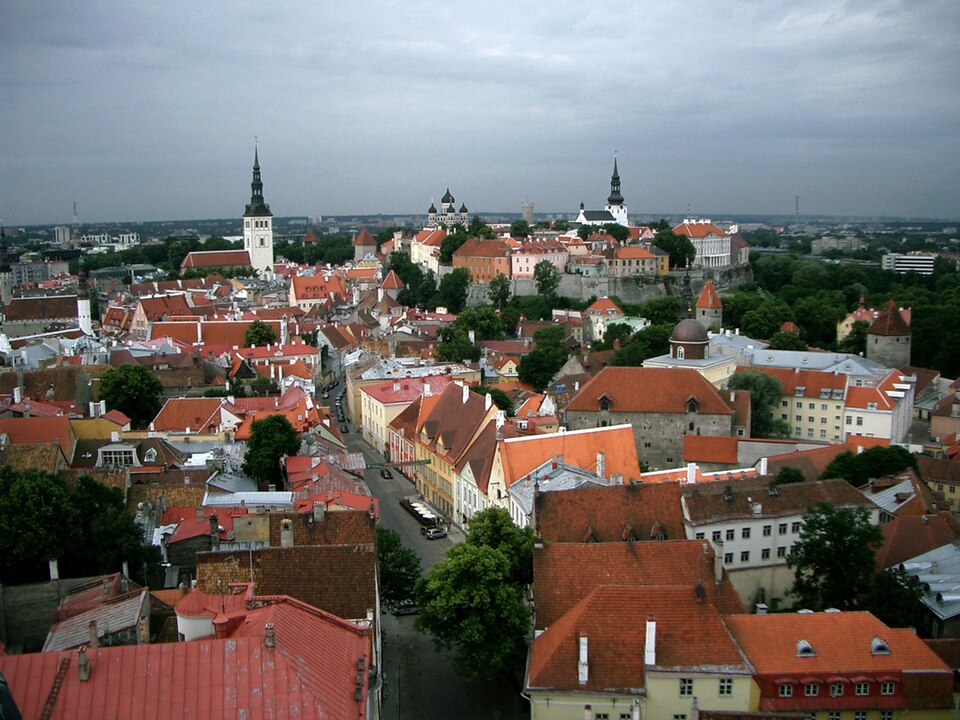 Tallinn é a capital da Estônia e combina modernidade com um centro histórico medieval bem preservado. Suas muralhas, torres e ruas de paralelepípedos atraem turistas o ano inteiro.