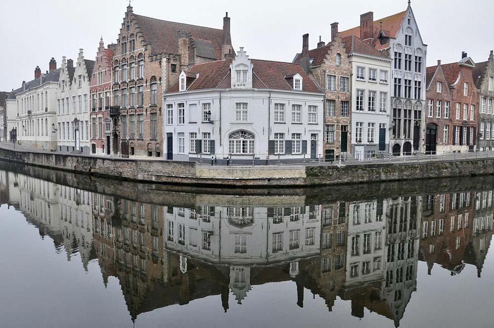 Bruges, na Bélgica, é uma das cidades mais encantadoras da Europa, conhecida por sua arquitetura medieval preservada e seus canais. Localizada na região de Flandres, combina história, cultura e gastronomia. Seu centro histórico é Patrimônio Mundial da UNESCO, aliás. 