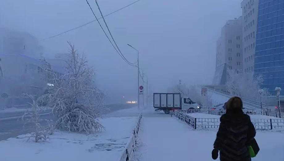 As cidades de Oymyakon e Yakutsk (foto), na Rússia, são as mais geladas (com habitantes) do planeta. Em maio de 2024, em plena primavera, por exemplo, a mínima chegou a oito graus negativos. Então, quando chega o inverno, em dezembro, a coisa fica feia. As temperaturas vão a 50 graus negativos. 