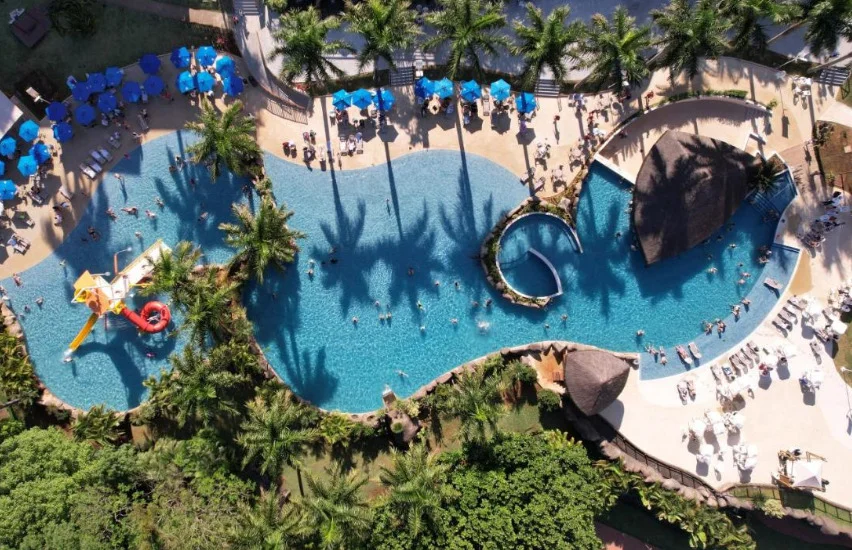 Situado a apenas 12 km das Cataratas do Iguaçu, o Mabu Thermas Grand Resort, por exemplo, foi construído sobre o Aquífero Guarani, apontado como a maior reserva termal subterrânea de águas do mundo. Assim, o complexo de piscinas mantém temperaturas constantes de 36º C em qualquer época do ano.