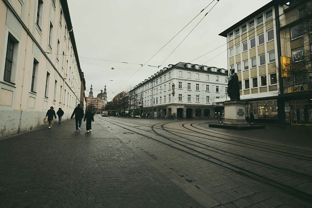 Embora as chuvas sejam essenciais para a vegetação e o abastecimento de água, elas também podem trazer transtornos, como enchentes, umidade excessiva e impacto no turismo.