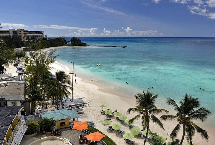 Com cerca de 287 mil habitantes, a ilha é relativamente pequena, com cerca de 430 km².