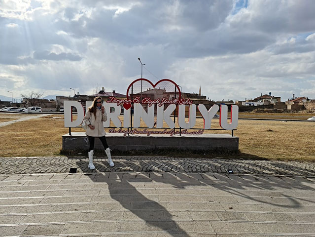 Um episódio  deu origem à cidade de Derinkuyu, na Turquia, e se eternizou como um fato dos mais curiosos da história. É que o lugar, na região da Capadócia, foi redescoberto a partir de algo absolutamente simplório. 