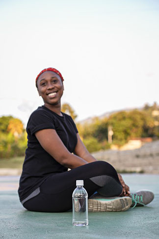 10 - Não esqueça de se hidratar. A água é fundamental para o organismo. Se o exercício for ao ar livre, opte por lugares onde haja banheiro disponível, seja de uso público ou em alguma loja acessível.