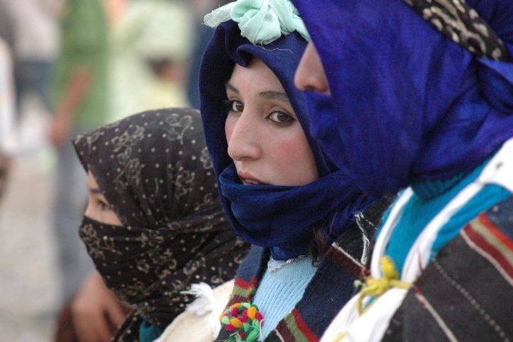 Em diversos países de maioria muçulmana, é comum que mulheres utilizem véus que cobrem o rosto ou parte dele por motivos religiosos, culturais ou sociais. 