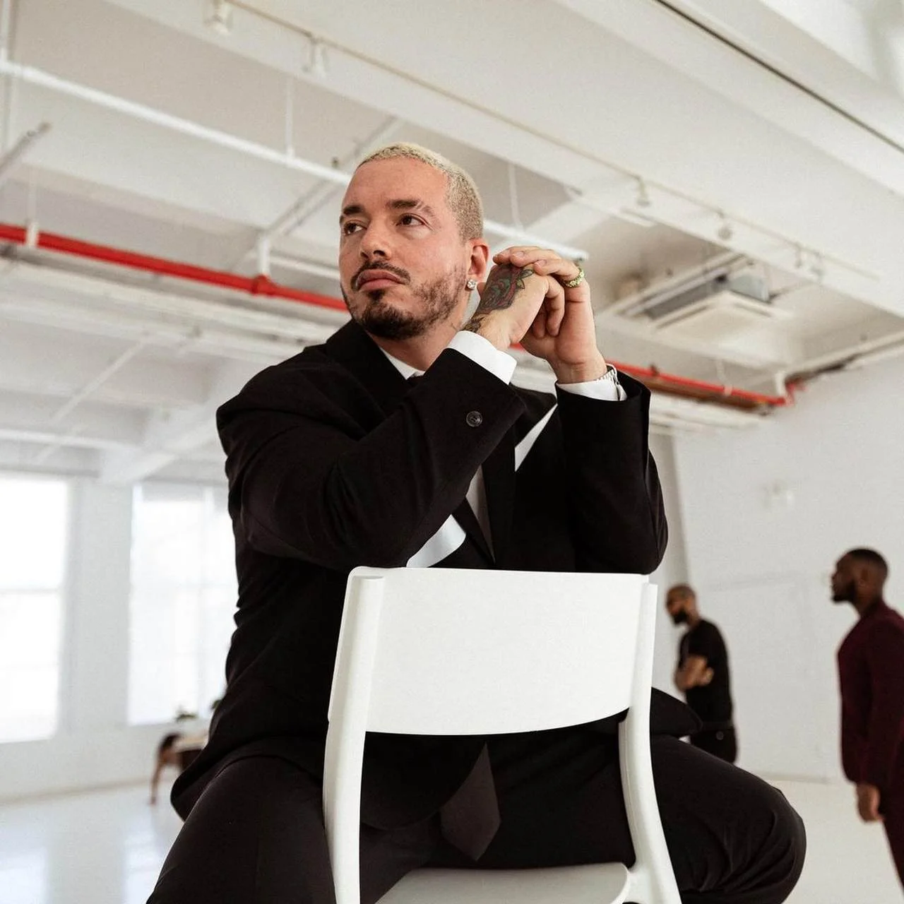 J Balvin é colombiano, tem 37 anos e faz parte da realeza do reggaeton, a batida caribenha que vem ganhando o mundo desde os anos 2000. Balvin coleciona mais de 350 premiações em todo mundo com este ritmo que conquistou também muitos brasileiros como Anitta.