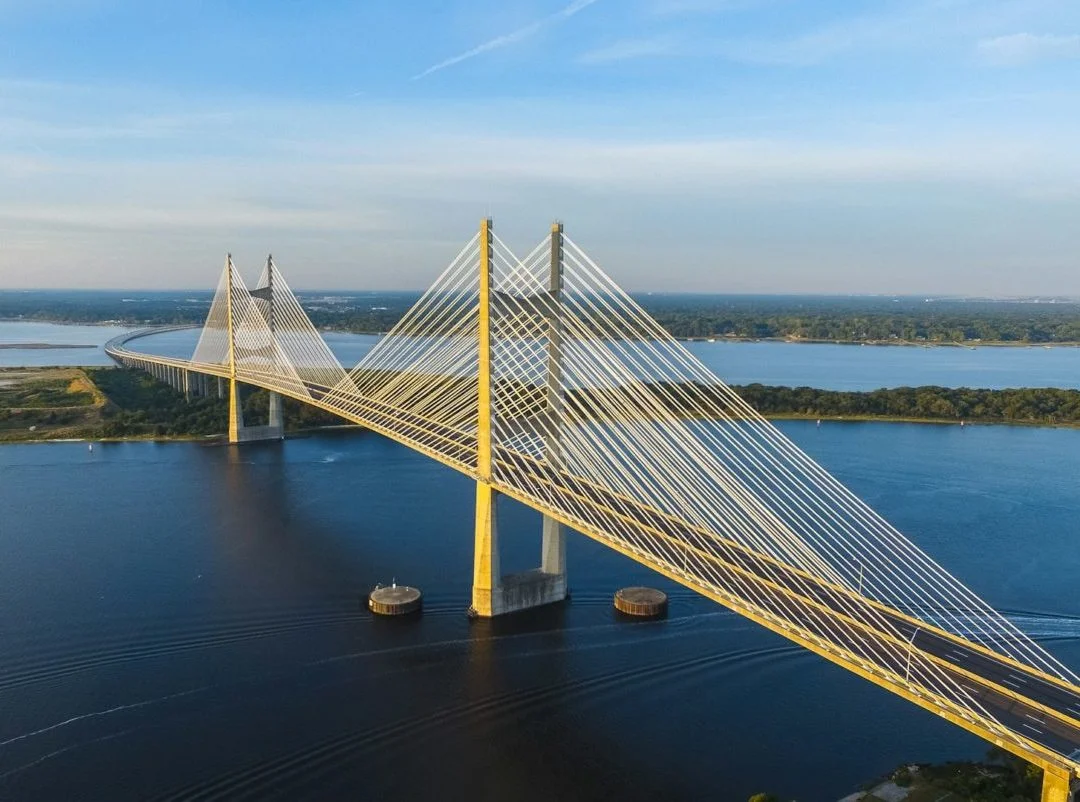 Pontes suspensas são verdadeiras obras de arte da engenharia, unindo a beleza e a particularidade de diferentes culturas ao redor do mundo. Veja algumas dessas maravilhas da construção.
