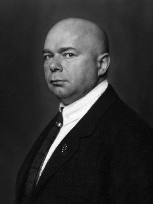 O café descafeinado surgiu no mercado em 1906, quando o comerciante alemão Ludwig Roselius (foto) anunciou esse tipo de produto pela primeira vez. Ele acreditava que seu pai havia morrido pelo excesso de cafeína. Desde 1820, era possível isolar a cafeína dos grãos de café, procedimento criado pelo químico alemão Friedlieb Ferdinand Runge.
