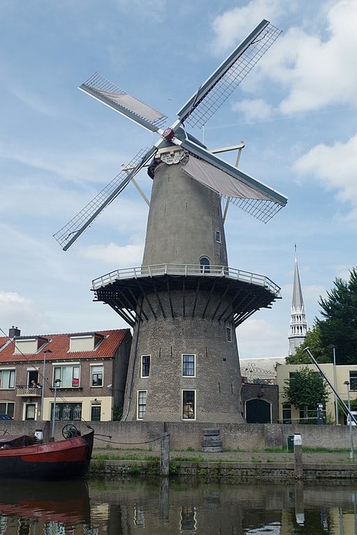 Em Gouda, conhecida pelo queijo, dois moinhos se sobressaem. Um deles é o “De Roode Leeuw aan de Vest”, o maior da cidade. Sua obra começou em 1727, às margens do canal Turfsingel, e seguiu funcionando até 1920 moendo milho.