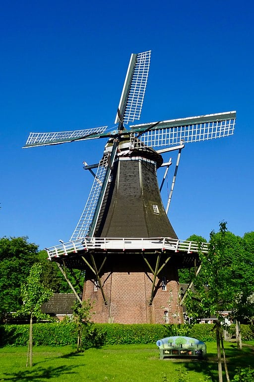 O moinho De Korenbloem, situado na região da grande Breda, é um dos poucos inseridos em um ambiente urbano. Inaugurado em 1909, é produtor de farinha, mas ficou dezenas de anos inativo até que no fim da década de 1970 passou por uma reforma e atualmente funciona graças ao trabalho voluntário. 