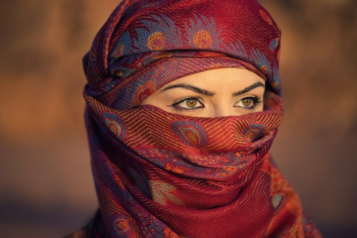 Niqab: Cobre todo o rosto, deixando apenas os olhos visíveis (algumas versões incluem uma abertura para os olhos, enquanto outras têm uma tela sobre eles).