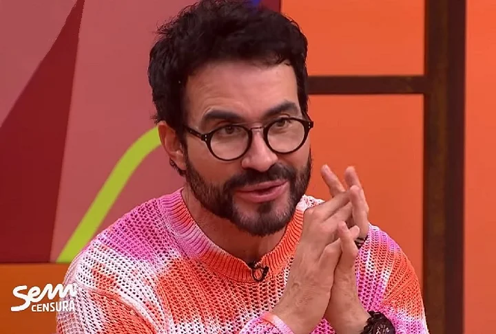 Em dezembro de 2024, numa entrevista ao programa Sem Censura, da TV Brasil,  Fábio de Melo revelou que uma stalkero persegue há cerca de seis anos, dizendo que ele a ama e não tem coragem de assumir. 