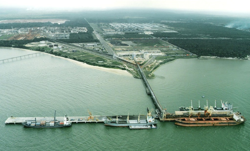 Sua localização no Norte do Brasil facilita a exportação para mercados internacionais, especialmente na Ásia. O Porto de Vila do Conde é essencial para a economia local e para o desenvolvimento da indústria mineral e agrícola da região.