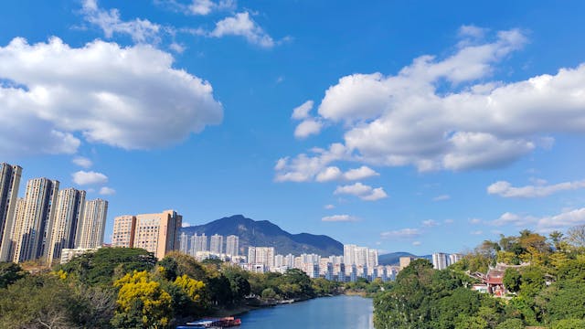 Rios frequentemente servem como divisas naturais entre países devido à sua estabilidade geográfica ao longo do tempo e à dificuldade de atravessá-los sem infraestrutura adequada, tornando-se barreiras naturais eficientes.