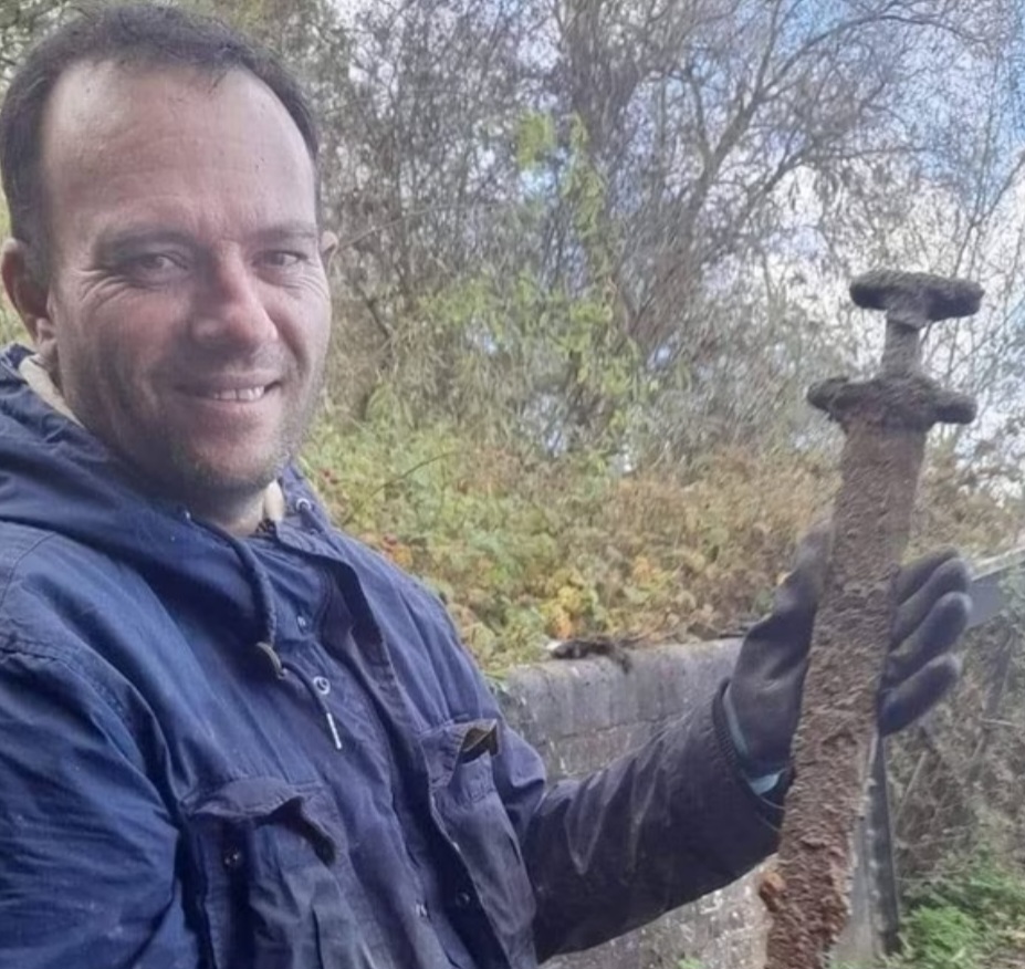 Em março de 2024, o britânico Trevor Penny, uma espécie de caçador de relíquias, encontrou uma espada de origem viking que, segundo especialistas, deve ter cerca de 2 mil anos. 