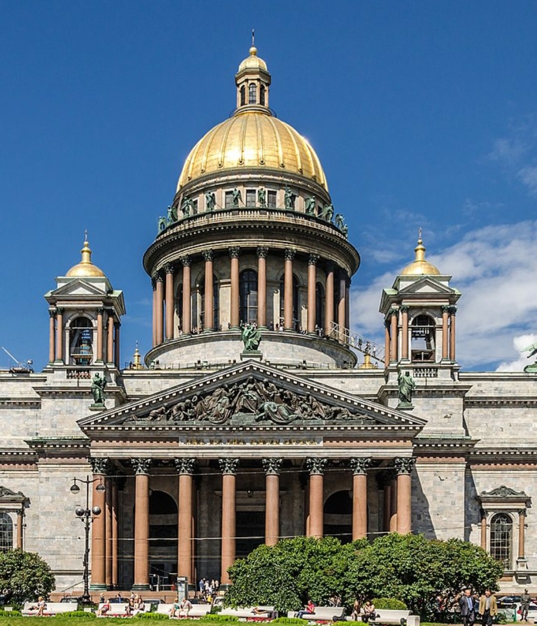 Cúpula do Palácio St. Isaac (antiga catedral - São Petersburgo, Rússia) - Esta cúpula dourada é uma das mais majestosas da Rússia, com uma vista impressionante sobre a cidade. A cúpula é decorada com doze estátuas de anjos por Josef Hermann. 