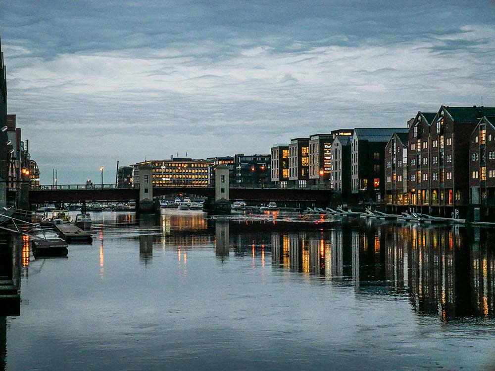 Trondheim (Noruega) – Assim como Bergen, Trondheim tem um clima muito úmido devido às massas de ar marítimas. Isso ajuda na pesca e na agricultura, mas os dias chuvosos são numerosos.
