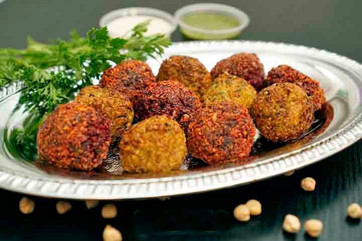 Falafel (Egito e Levante) – Bolinhos fritos de grão-de-bico ou fava com ervas e especiarias, crocantes por fora e macios por dentro.

