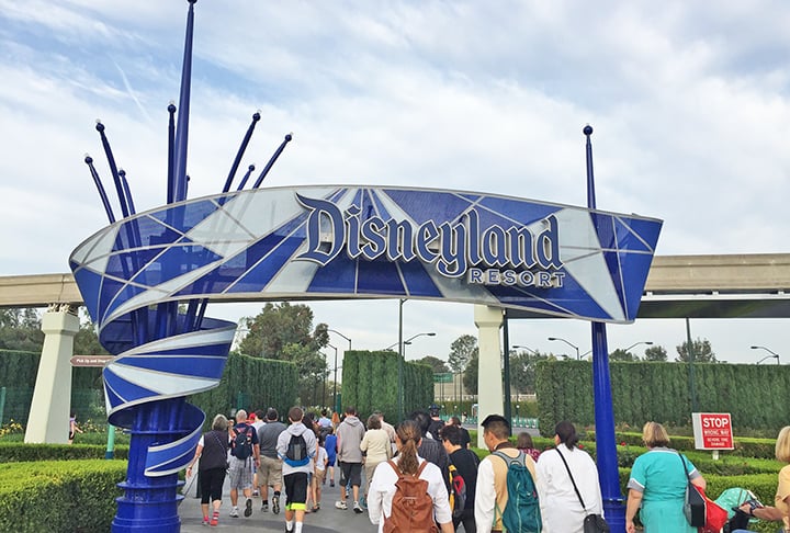 O Disneyland Resort é um enorme complexo de brinquedos, restaurantes, hotéis e lojas para famílias que tem como tema a Disney. 