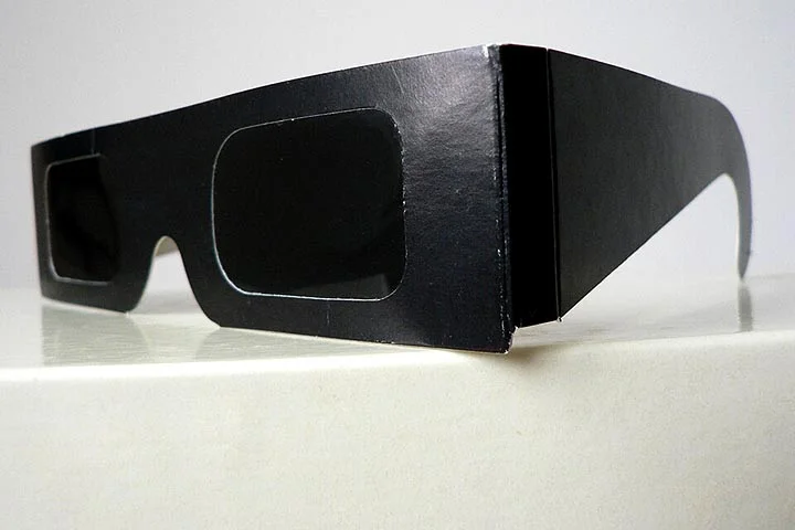 Olhar diretamente para o Sol, mesmo durante um eclipse parcial, pode causar sérios danos à visão. Por isso, é essencial o uso de óculos com filtro solar especial ou a observação indireta com equipamentos adequados.
