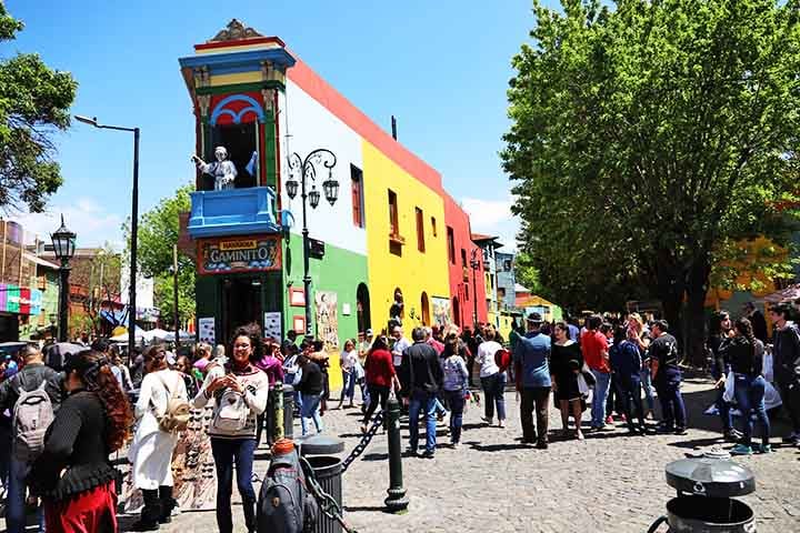 La Boca, Buenos Aires, Argentina: O bairro da Boca, em Buenos Aires, surgiu com a fundação da cidade em 1536 e recebeu esse nome por estar na foz do rio Riachuelo.