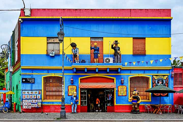 A explosão de cores que o caracteriza começou no final do século 19, com a chegada de imigrantes italianos, principalmente de Gênova. Estes imigrantes, sem muitos recursos, construíram casas precárias (chamadas conventillos) com madeiras e chapas metálicas disponíveis.