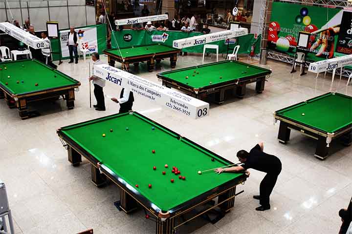 No Brasil, há torneios nacionais de sinuca e pool, além de campeonatos regionais realizados em clubes e bares.