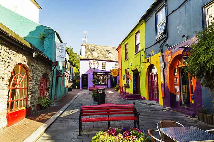Kinsale, Irlanda: No sul da Irlanda, a encantadora Kinsale — uma pequena cidade litorânea com menos de 6 mil habitantes — parece saída de um conto de fadas. 