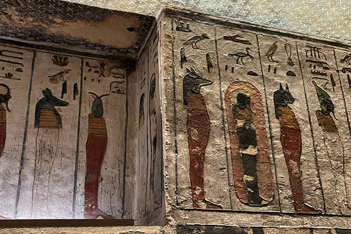 Essas tumbas guardam decorações que representam cenas da mitologia egípcia, o que serve a arqueólogos e historiadores como sinais para desvendar rituais e crenças do período.
