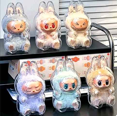 A mistura do fofo com o estranho resulta em estética pop e cult, agradando fãs de estilos como gothic cute e toy art. 
