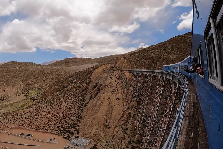 O Trem para as Nuvens (Tren a las Nubes) atinge 4.220 metros de altitude. É uma das ferrovias turísticas mais altas do mundo.