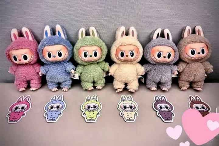 Ele já existia nas ilustrações e livros infantis criados por Lung até que a Pop Mart lançou a primeira série de bonecos peludos que tornou-se item cobiçado por colecionadores na China e em outros países. 
