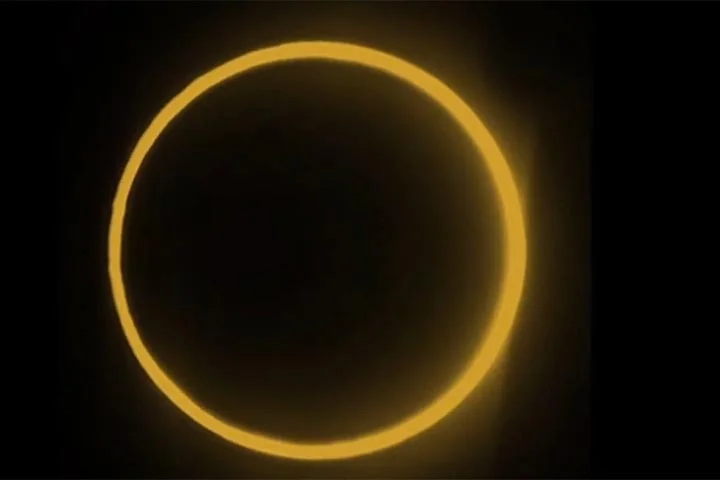 O eclipse solar total é o mais raro e impressionante dos três. Ele ocorre em áreas muito específicas da superfície terrestre - chamadas de faixa de totalidade - e pode ser visível apenas em uma estreita faixa de território. 
