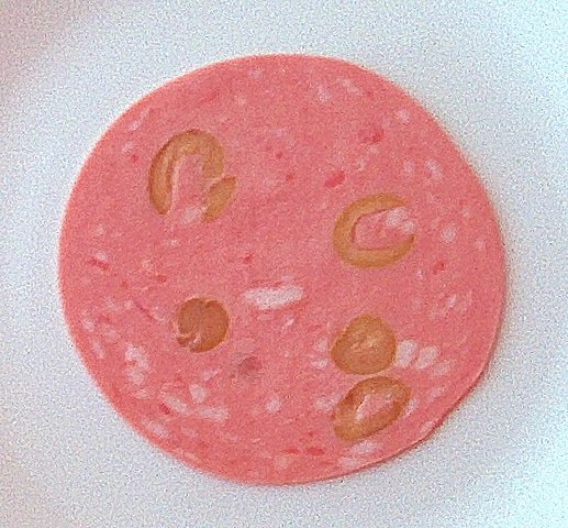 Algumas versões incorporam pimenta calabresa e outras especiarias para um sabor mais forte, atendendo a preferências regionais.

