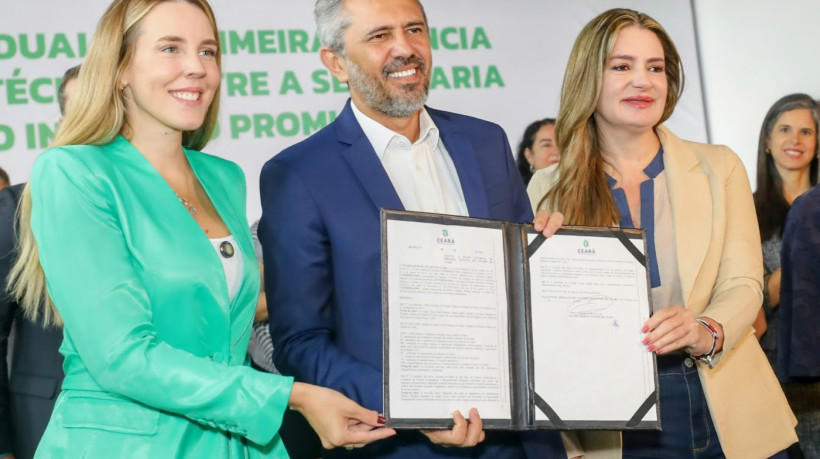 A vice-governadora Jade Romero, o governador Elmano de Freitas e a senadora Augusta Brito assinaram decreto que cria o Plano Estadual da Primeira Infância