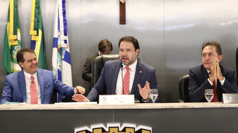 Evandro Leitão com Leo Couto e Adail Júnior na Câmara