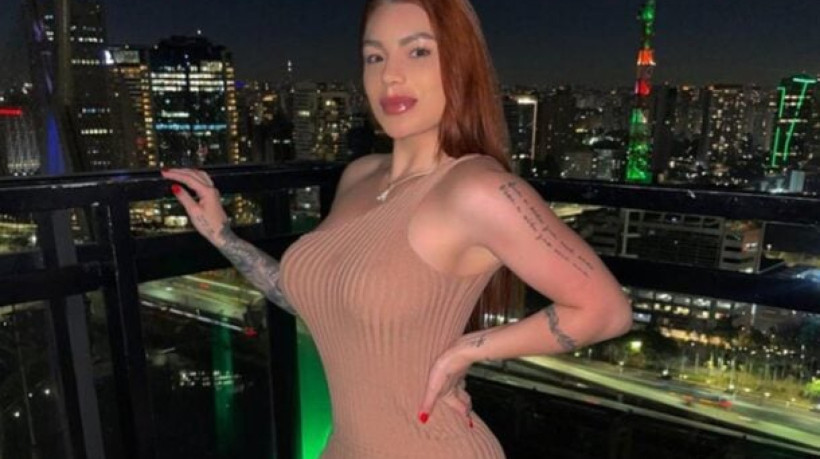 Angélica se mudou com o atacante para o país no mês passado; Ele vai defender o Nottingham Forest por cinco anos 