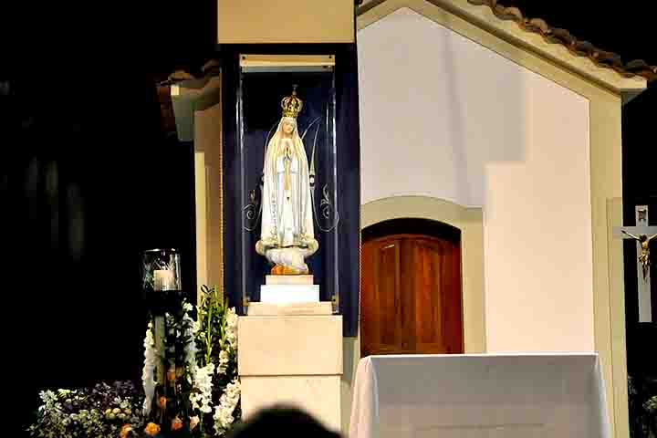 Segundo os relatos das crianças, uma senhora mais brilhante que o sol surgiu e se apresentou como a “Senhora do Rosário”. Ela teria pedido que as crianças voltassem ao mesmo local nos meses seguintes, sempre no dia 13.