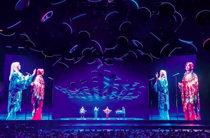 O espetáculo “ABBA Voyage”, que acontece em Londres desde 2022, usa avatares interativos e custou US$ 175 milhões para ser criado.