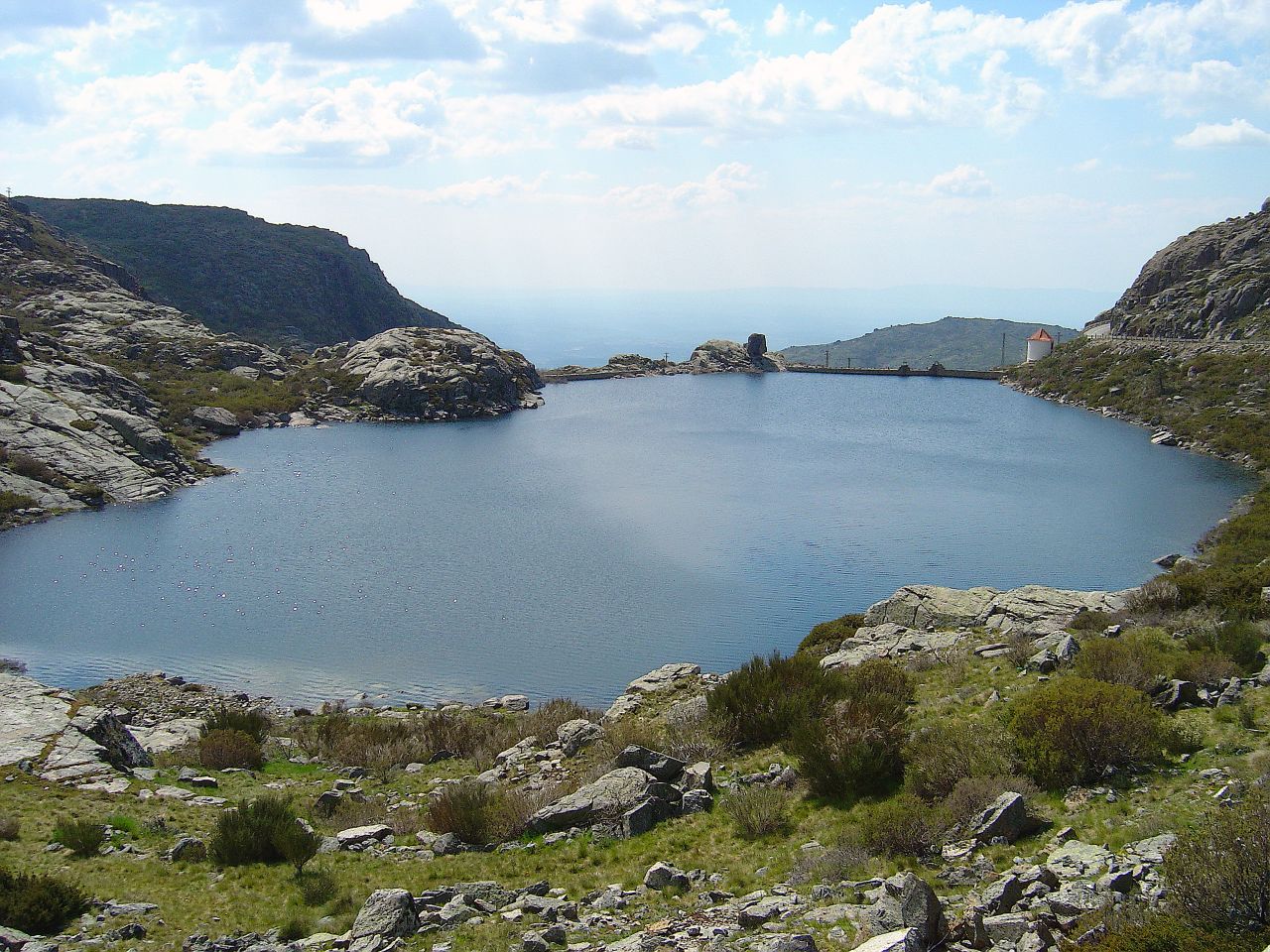PARQUE NACIONAL DE SERRA DA ESTRELA – PORTUGAL - Criado em 1976, abriga o ponto mais alto de Portugal continental. Seus vales glaciares, pastagens e aldeias históricas são cenários únicos.