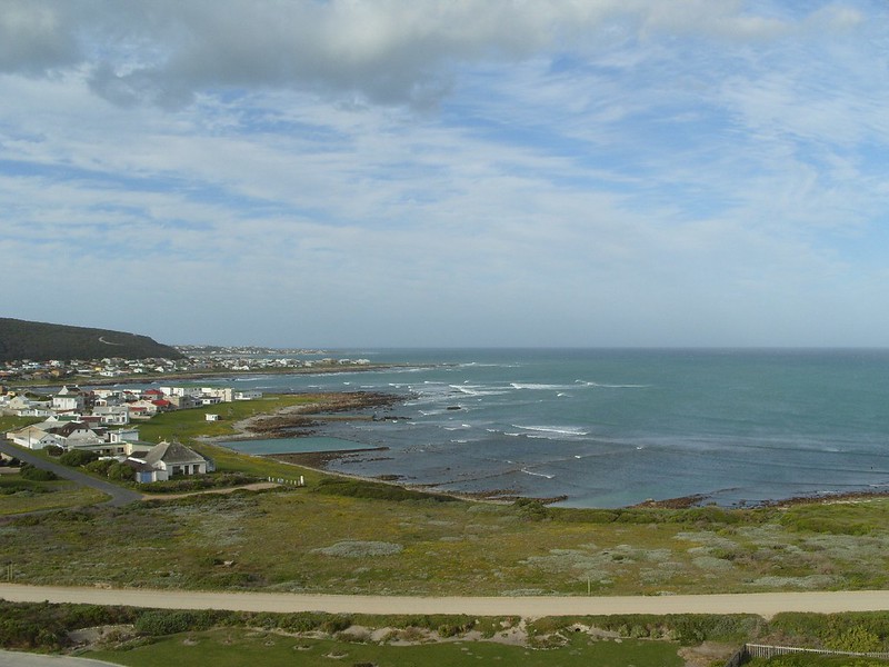 Cabo Agulhas (África do Sul) – Descoberto por navegadores portugueses no século XV, marca oficialmente a divisão entre os oceanos Atlântico e Índico. Sua geografia acidentada tornou-se um marco para navegadores. Hoje, é uma área de preservação e tem um farol histórico que recebe visitantes.

