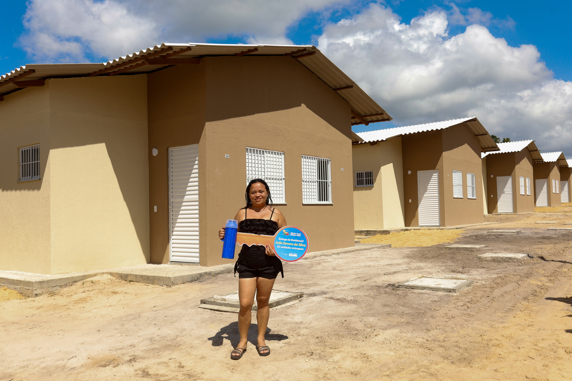 FORTALEZA, CEARÁ,  BRASIL- 01.08.2025: Natália Fernandes, 34 ganhadora da casa. A cidade de Horizonte, no Ceará, receberá, nesta sexta-feira (1º) o primeiro empreendimento habitacional do minha casa minha vida(Daniel Galber/Especial para O POVO) (Foto: DANIEL GALBER/ESPECIAL PARA O POVO)