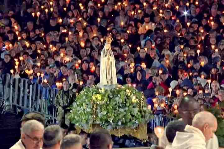 O Santuário de Fátima, construído no local das aparições, recebe milhões de fiéis todos os anos, especialmente nos dias 13 de maio e 13 de outubro.
