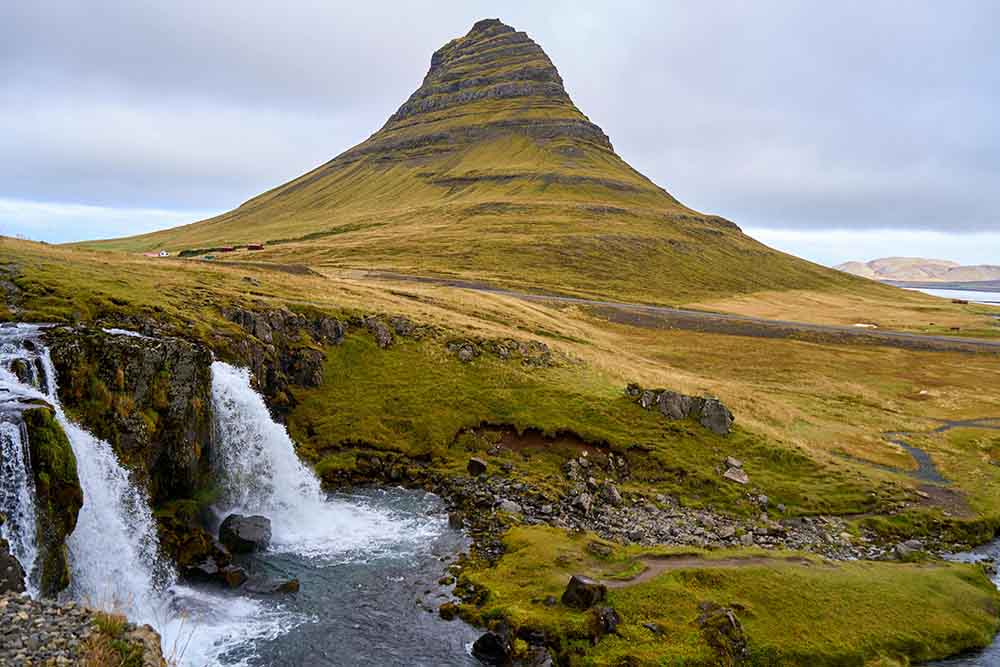 Kirkjufell (Islândia) – Conhecida como a montanha da igreja devido ao seu formato pontiagudo, é um dos lugares mais fotografados da Islândia. Formada por camadas de sedimentos e lava, destaca-se ainda mais por estar cercada por cachoeiras. Ficou famosa por aparecer na série Game of Thrones.
