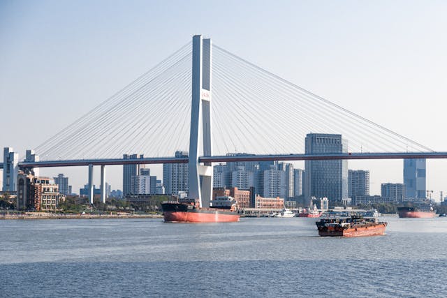 Porto de Xangai – Maior porto do mundo em volume de carga, movimenta bilhões de dólares. Essencial para o comércio global, conecta a China aos principais mercados internacionais.